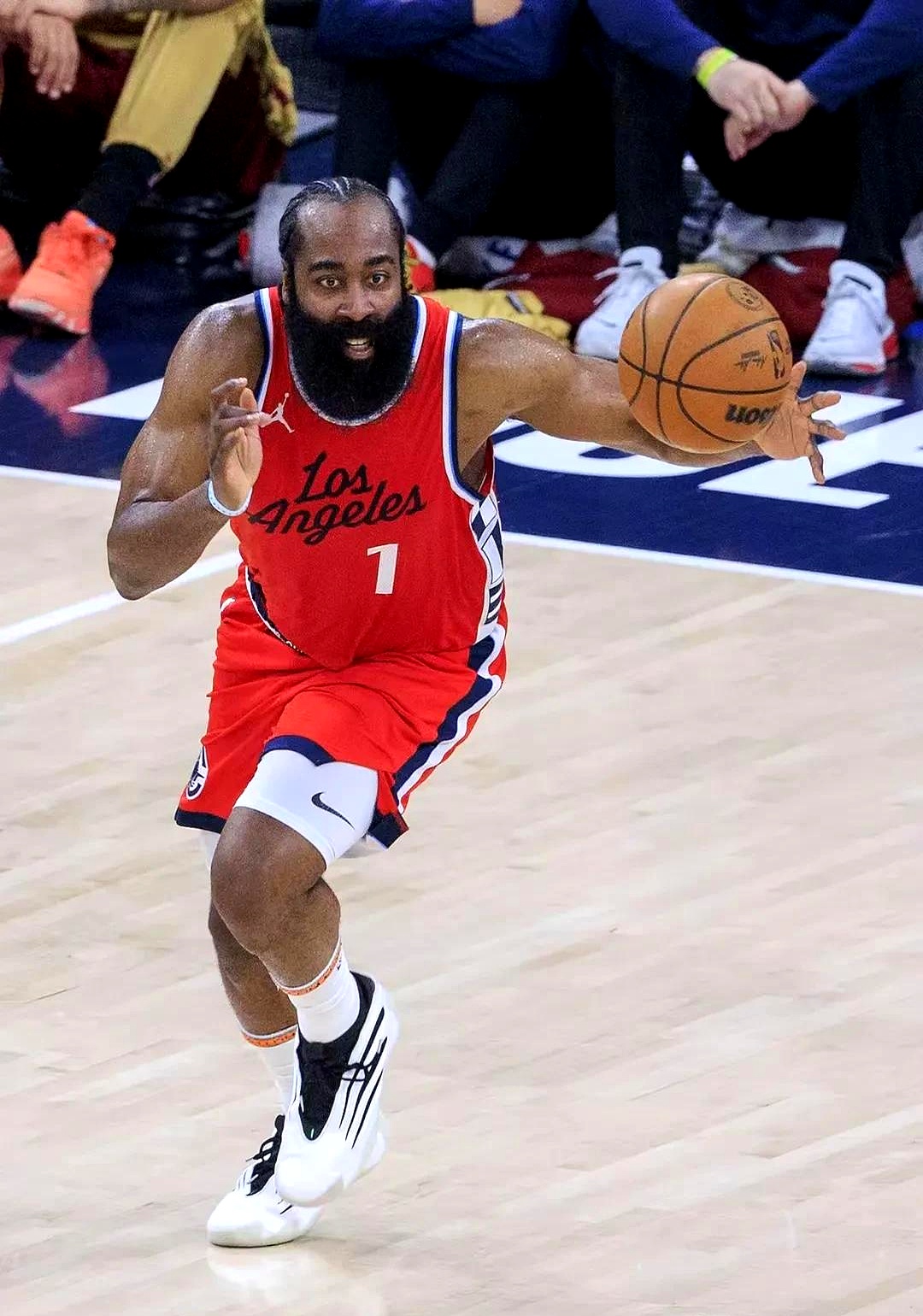 KAIYUN SPORTS-上海海港7人进球主场8比1狂胜南通